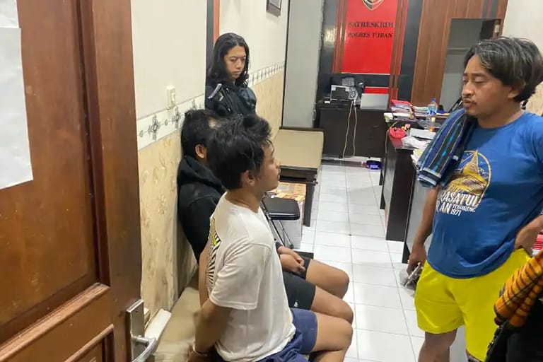 Setelah delapan bulan masuk daftar pencarian orang (DPO), W, 30 dan I, 28, ditangkap tim Satreskrim Polres Tuban.