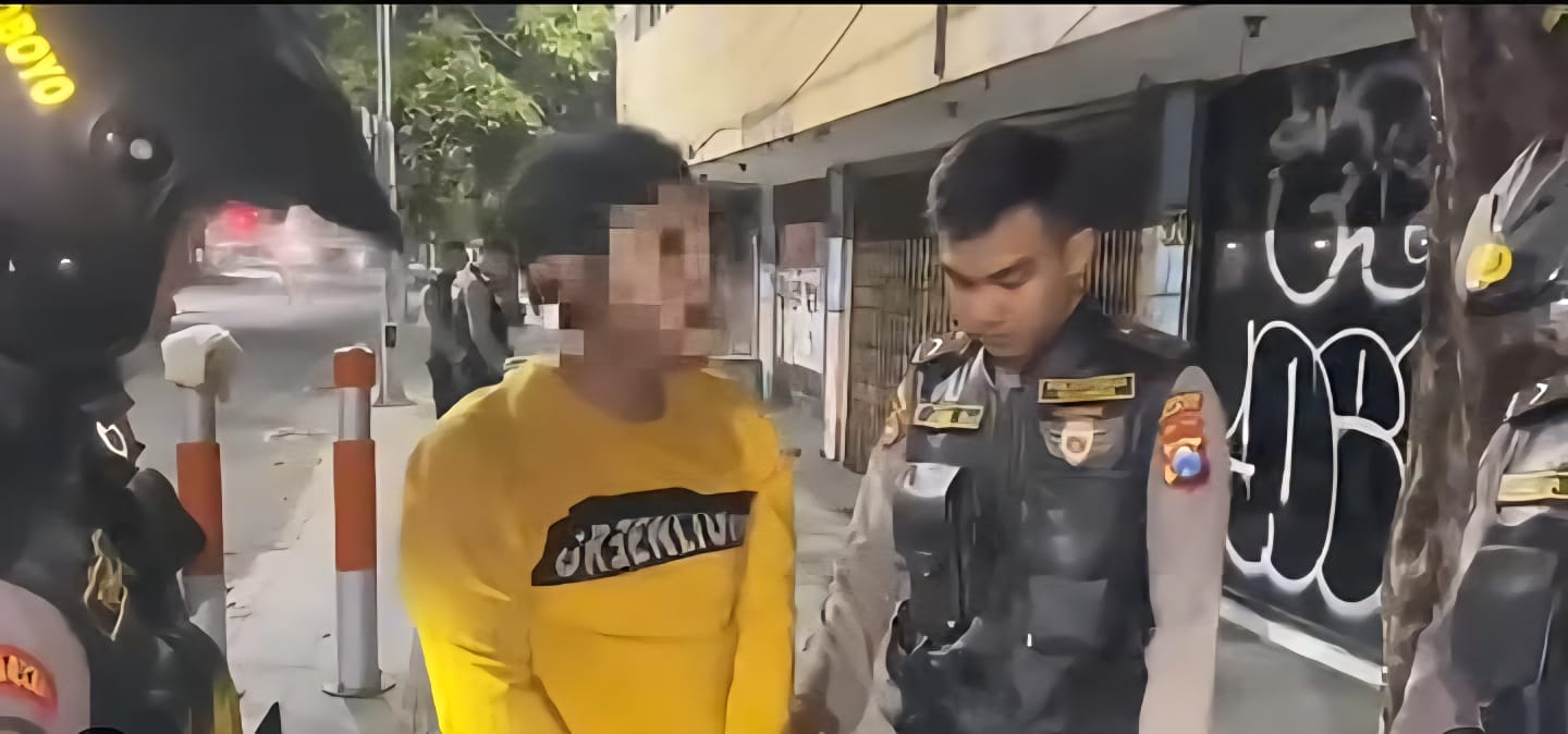 Patroli dini hari Tim JOGOYOBO 97 Satuan Samapta Polrestabes Surabaya berhasil menggagalkan peredaran narkoba dengan menangkap tiga pemuda
