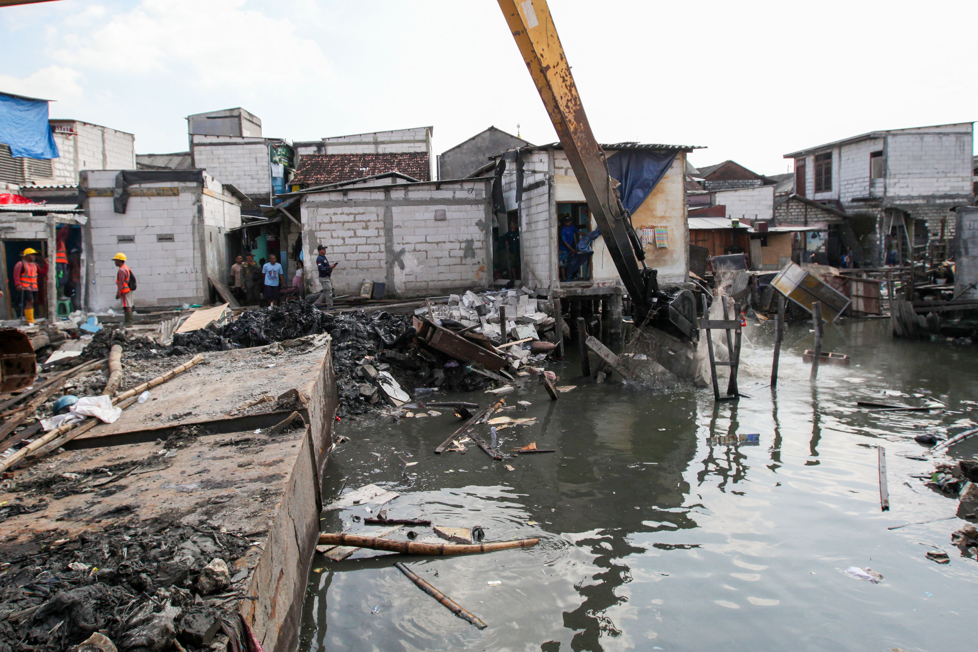 Sejumlah bangunan di dekat bantaran Sungai Kalianak Surabaya dibonrkar. (IST)