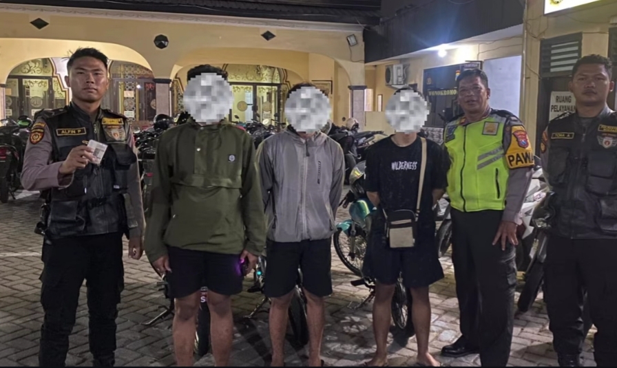 TERCIDUK : Tiga pemuda diamankan Tim Jogoboyo hendak balap liar di Jalan Diponegoro, Surabaya. (IST/RADAR SURABAYA)
