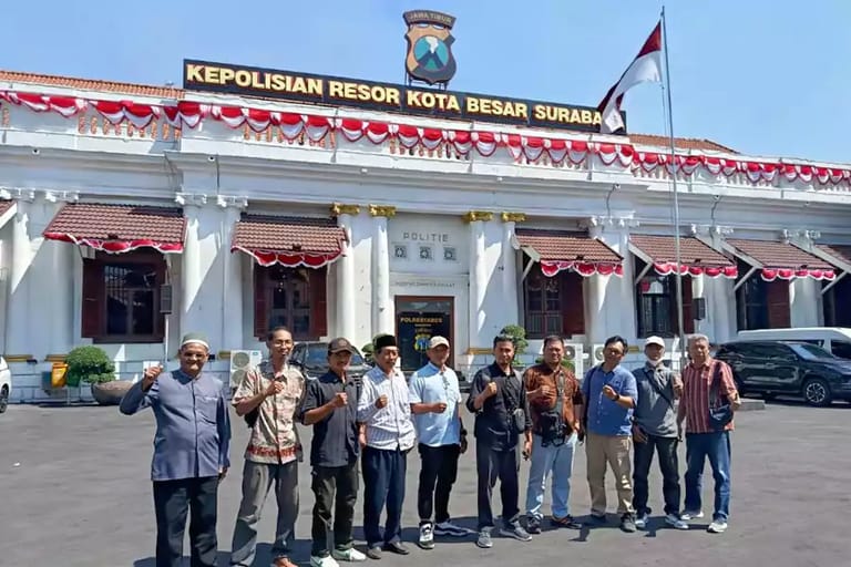 Belasan warga Tambaksari dan Kenjeran tuntut kejelasan kasus dugaan penggelapan dana pembangunan Masjid Al Islah yang mangkrak sejak 2022.