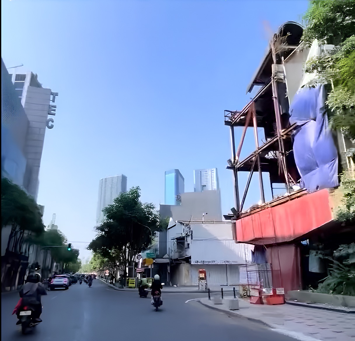 JPO Siola di Jalan Tunjungan, ikon Surabaya, resmi dibongkar dini hari, bikin warga kaget & ramai diperbincangkan di media sosial.
