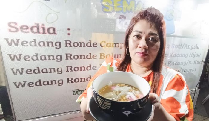 LEGENDARIS: Nike Yulianda, pengelola kedai Ronde dan Angsle Pak Yanto Jalan Dharmahusada, menunjukkan menu best sellernya, Jumat (8/8).