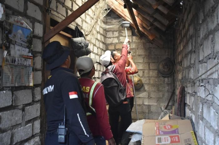 PROSES: Bangunan-bangunan di Kelurahan Morokrembangan diukur dan ditandai sebagai tindak lanjut normalisasi Sungai Kalianak.