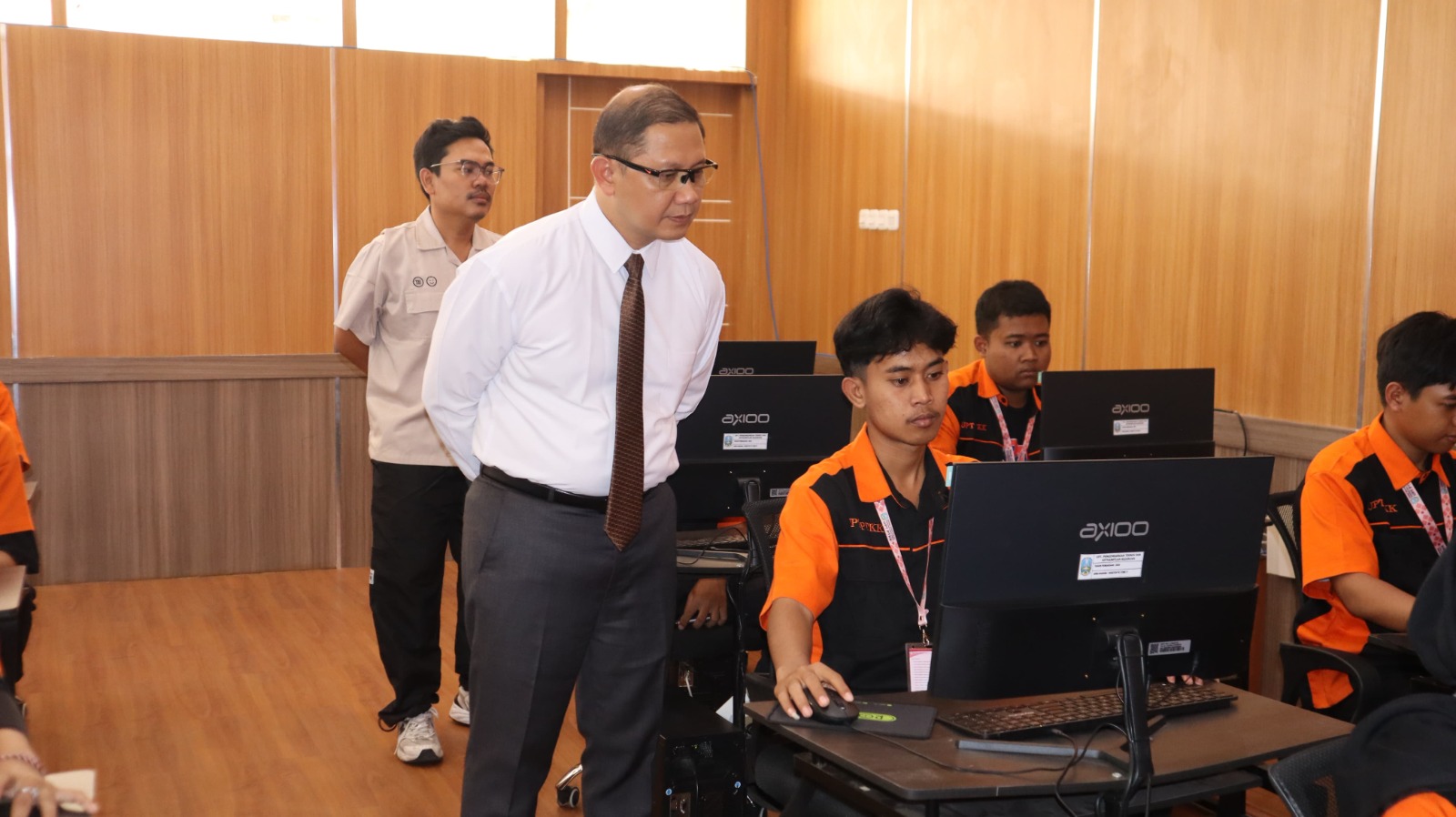 Kepala Dindik Jatim Aries Agung Paewai meninjau praktik siswa salah satu SMK. (IST)