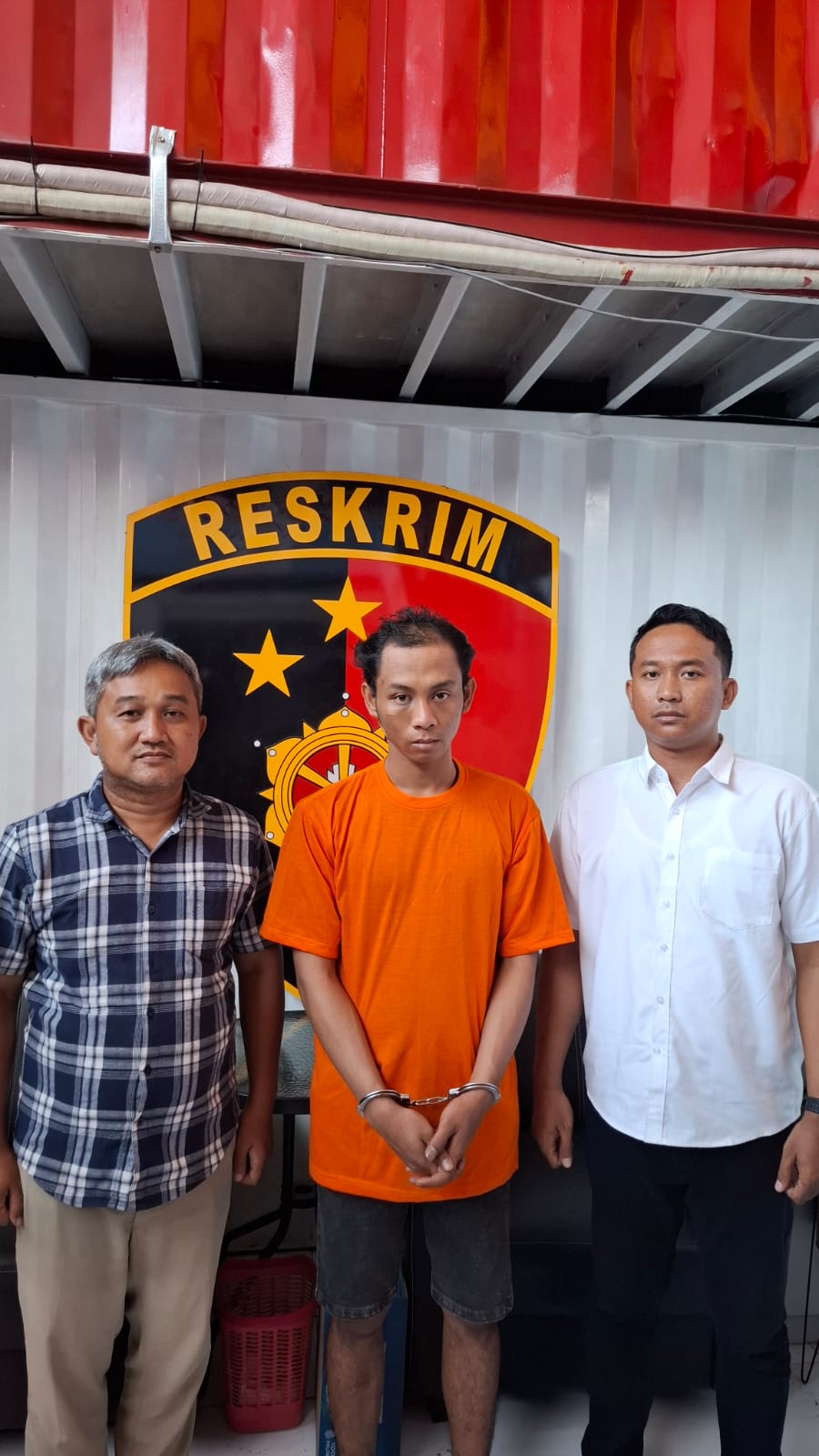 DIAMANKAN : Tersangka curanmor MH ditangkap Unit Jatanras Satreskrim Polres Pelabuhan Tanjung Perak. Ia beraksi di 20 TKP wilayah Surabaya dan Sidoarjo. (IST/RADAR SURABAYA)