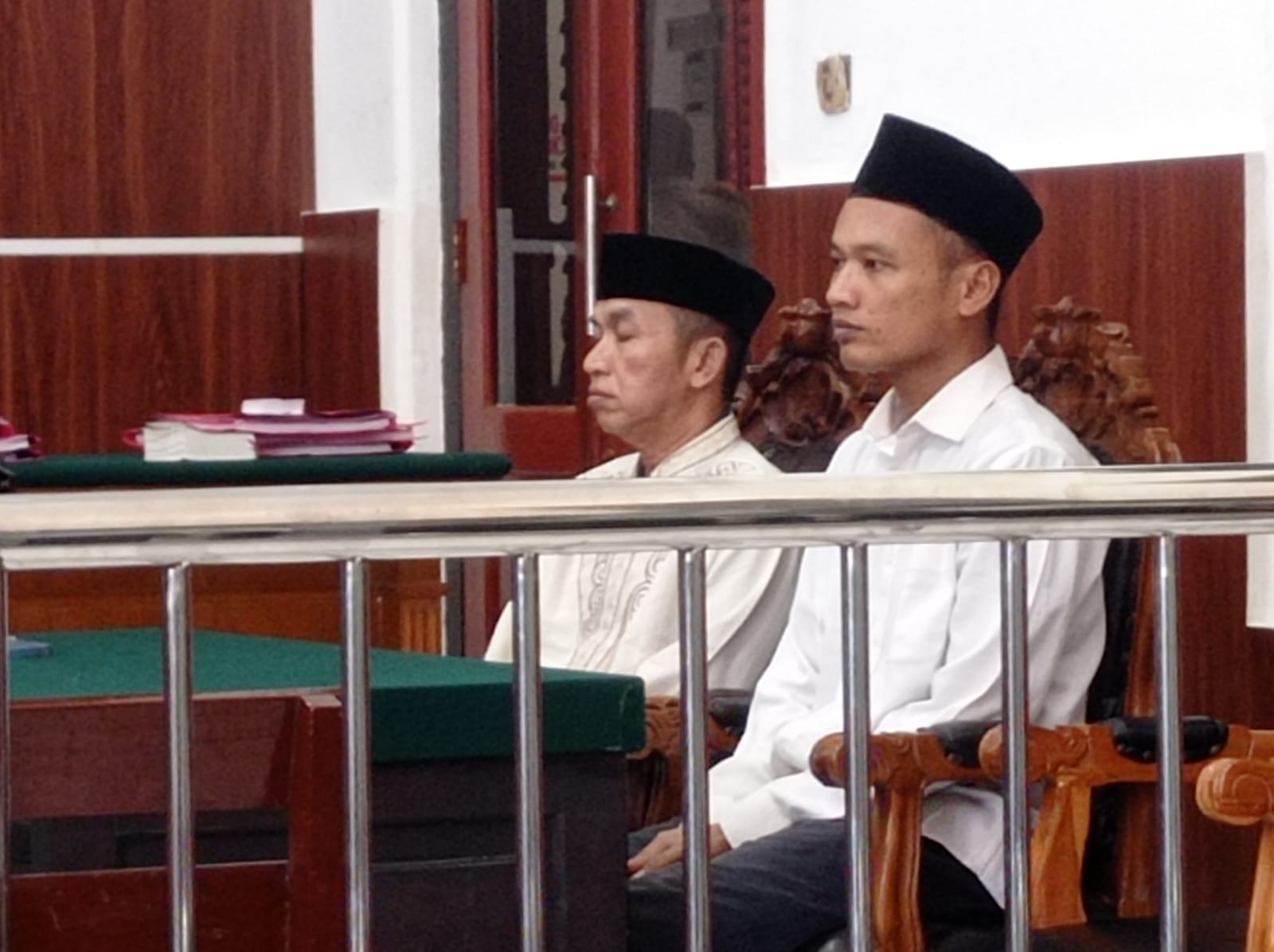 DIADILI : Dua terdakwa asal Bangkalan disidang di PN Surabaya. Mereka mencuri mobil pikap di Kenjeran, Surabaya. (SURYANTO/RADAR SURABAYA)