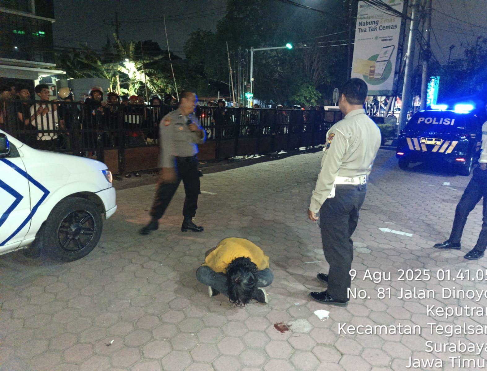 DIAMANKAN : Pelaku begal R Laksono Budi Triantoro babak belur usai dihajar massa di Jalan Dinoyo I, Surabaya.(IST/RADAR SURABAYA)