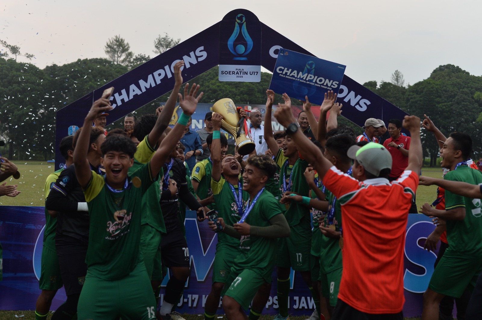 Persebaya U-17 juara Piala Soeratin U-17 Jawa Timur setelah mengalahkan Gen B Mojokerto 1-0.