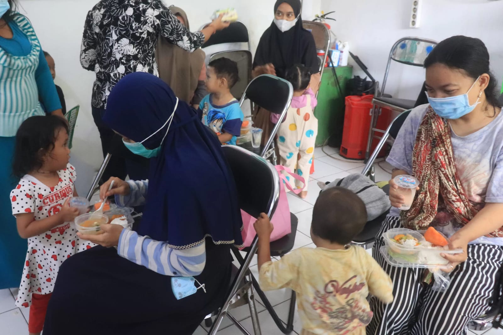 BERGIZI: Pemberian makanan tambahan menjadi salah satu upaya untuk menekan angka stunting. (SURYANTO/RADAR SURABAYA)