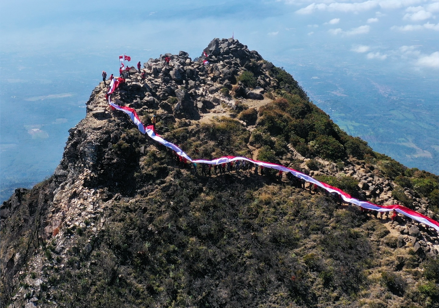 Pengibaran bendera merah putih di Gunung Arjuno. (IST)