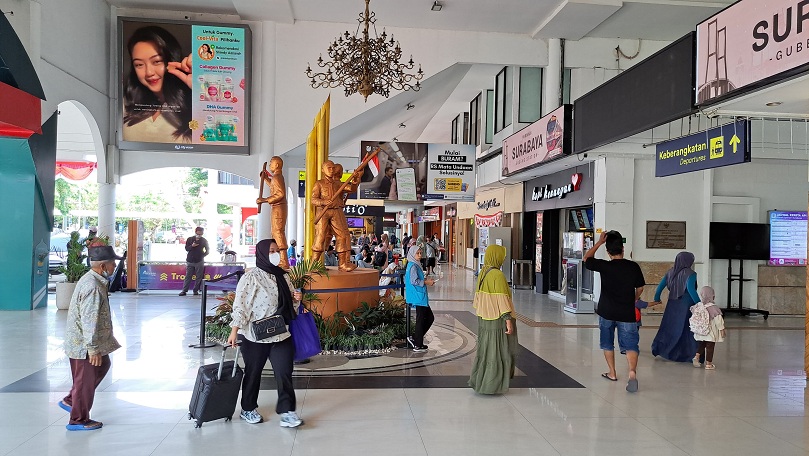 BERHIAS: Stasiun Surabaya Gubeng mulai berhias untuk memeringati HUT ke-80 Kemerdekaan RI.