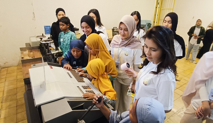 WISATA MUSEUM: Azkarana Rectaversa Almadira (kanan) mengajak peserta Bridge of Word melihat sejumlah koleksi museum De Javanesche Bank Surabaya dengan didampingi pemandu, Minggu (10/8).