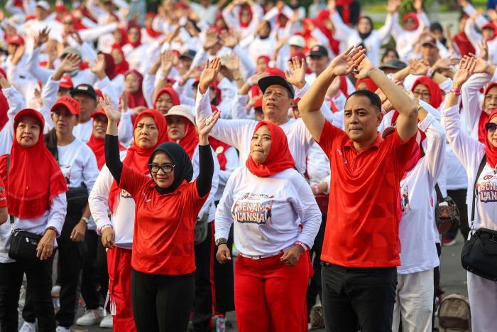 SEHAT BARENG: Wali Kota Surabaya Eri Cahyadi bersama Ketua TP PKK Kota Surabaya Rini Eri Cahyadi dan lansia Surabaya melakukan senam, Minggu (10/8).