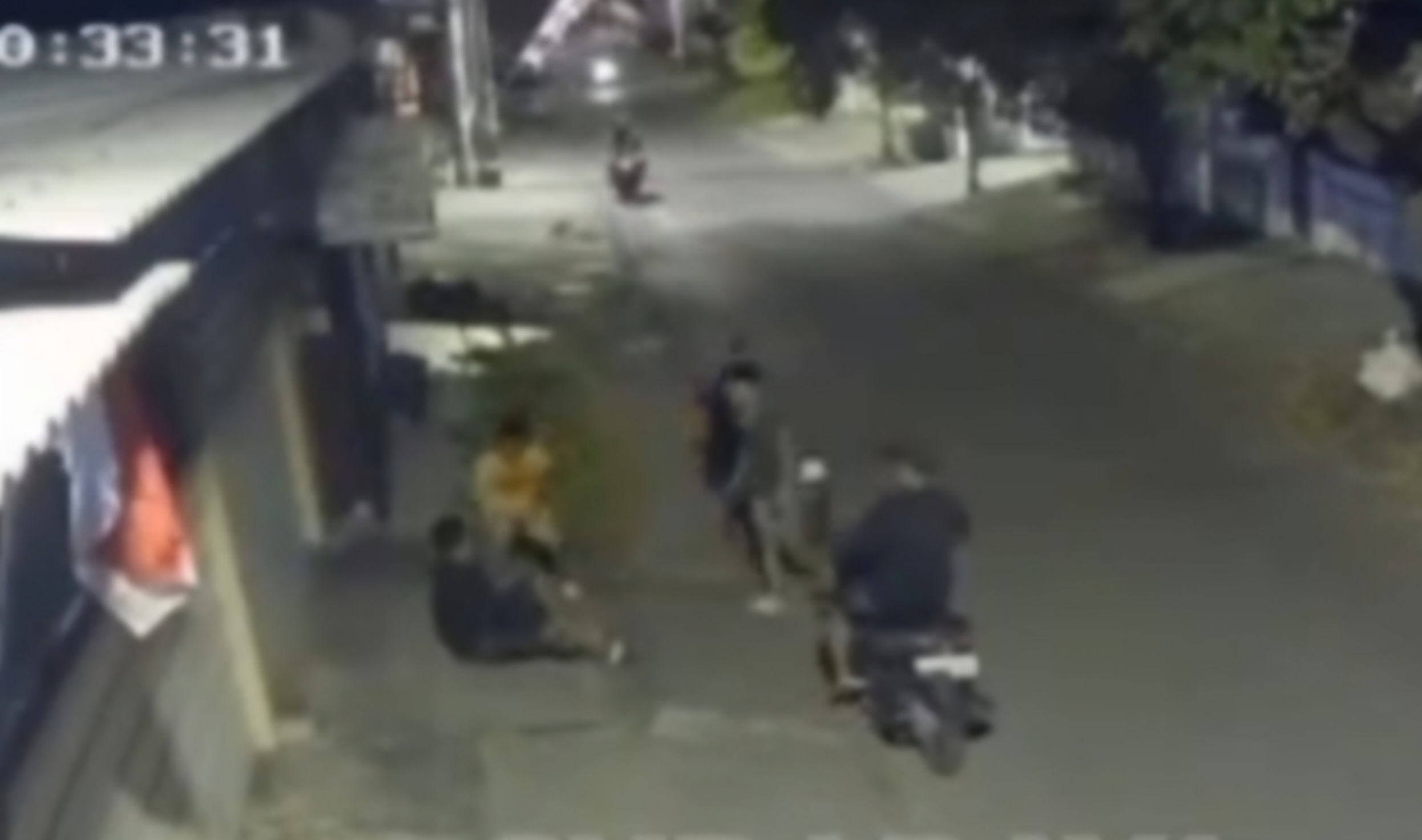 TAK SADAR : Korban anak di bawah umur asal Tandes, Surabaya, saat bersama terduga pelaku yang menghentikannya dan membawa kabur motor. Aksi ini terekam kamera CCTV. (IST/RADAR SURABAYA)