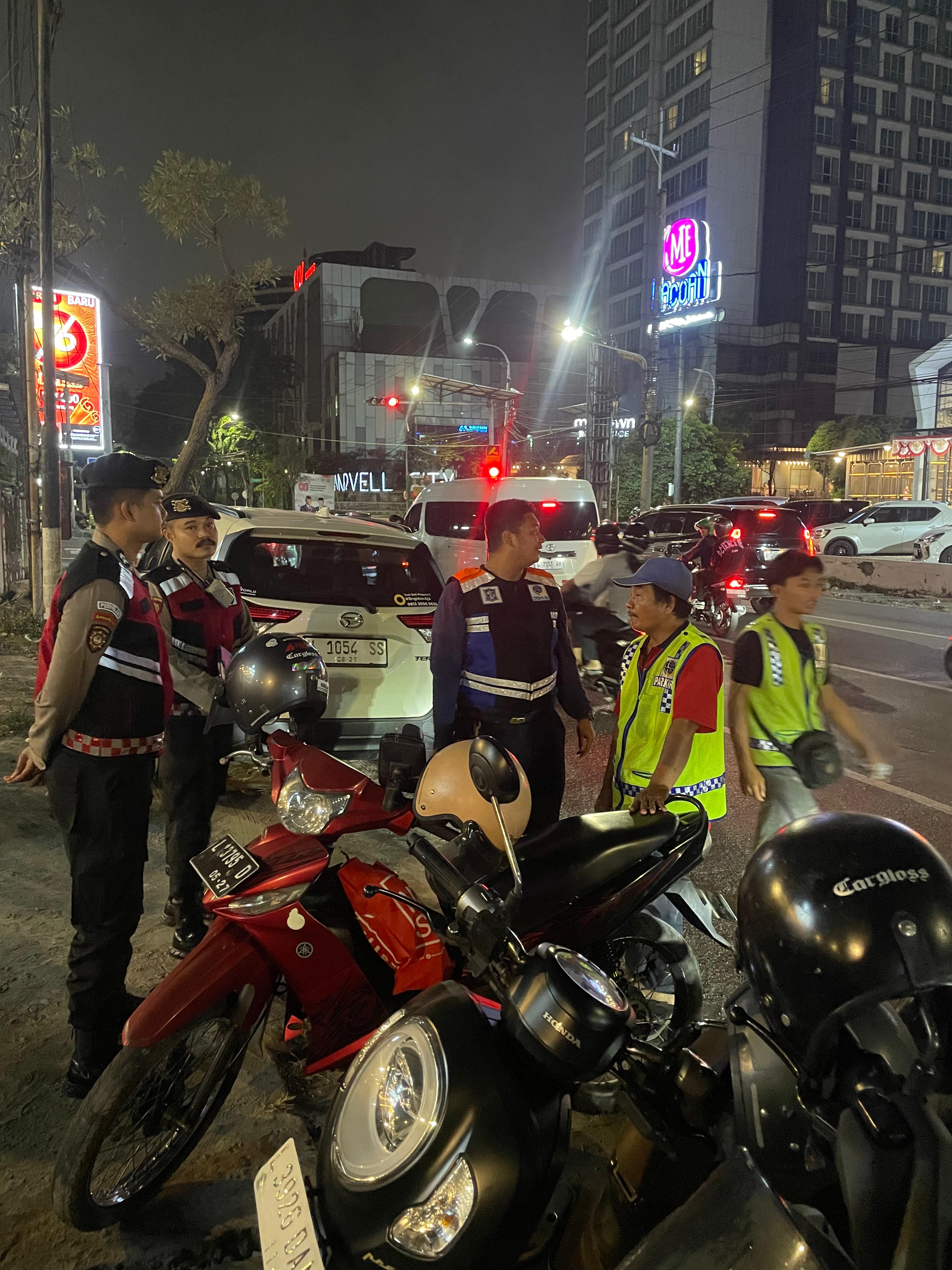 TERTIB: Komisi B DPRD Surabaya minta Pemkot memaksimalkan potensi PAD usai viral jukir liar di warkop Ngagel. (DIMAS MAHENDRA/RADAR SURABAYA)