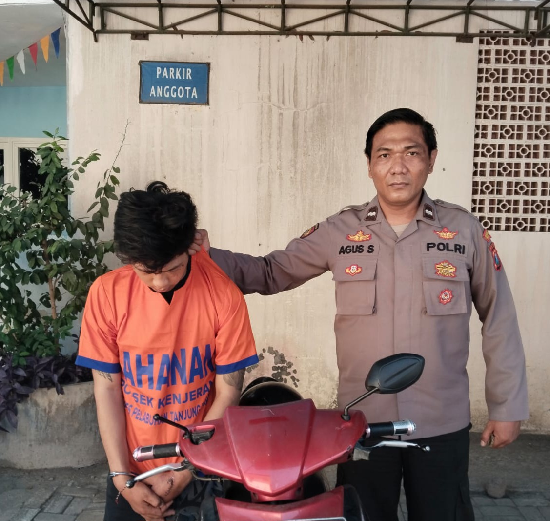 DIRINGKUS: Tersangka curanmor FA diamankan Polsek Kenjeran. Pelaku curanmor antarkota ini ditangkap saat beraksi di Jalan Bulak Cumpat Utara, Surabaya. (IST/RADAR SURABAYA)