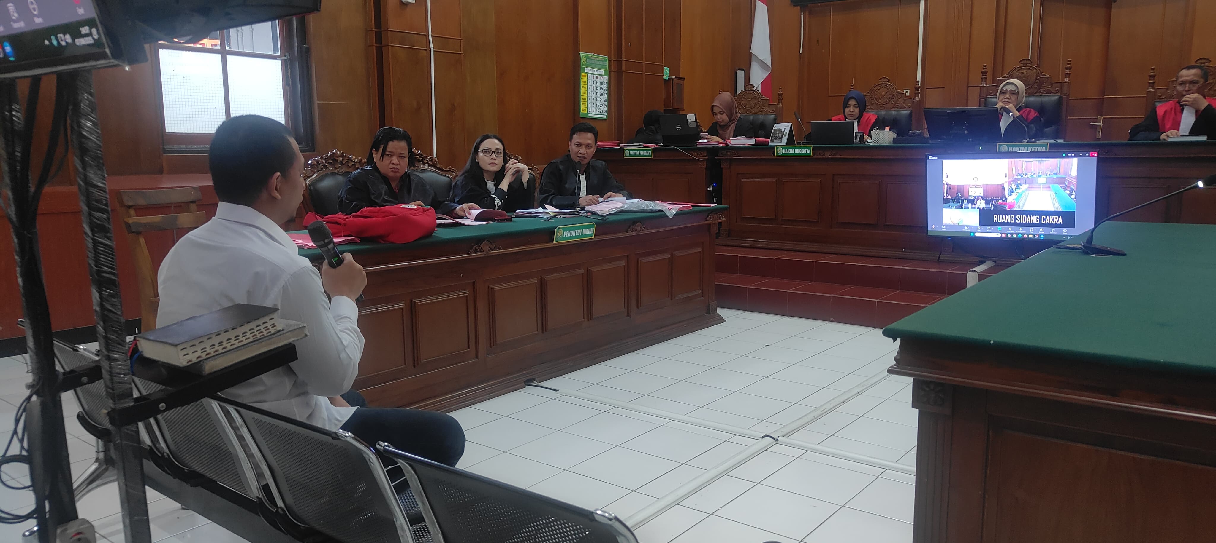 SIDANG : Terdakwa Franco saat di sidang di PN Surabaya. Pria beristri ini nekat memukuli korban karena diduga melecehkan pacarnya, ini dilakukan di kos Gunung Anyar, Surabaya.(SURYANTO/RADAR SURABAYA)
