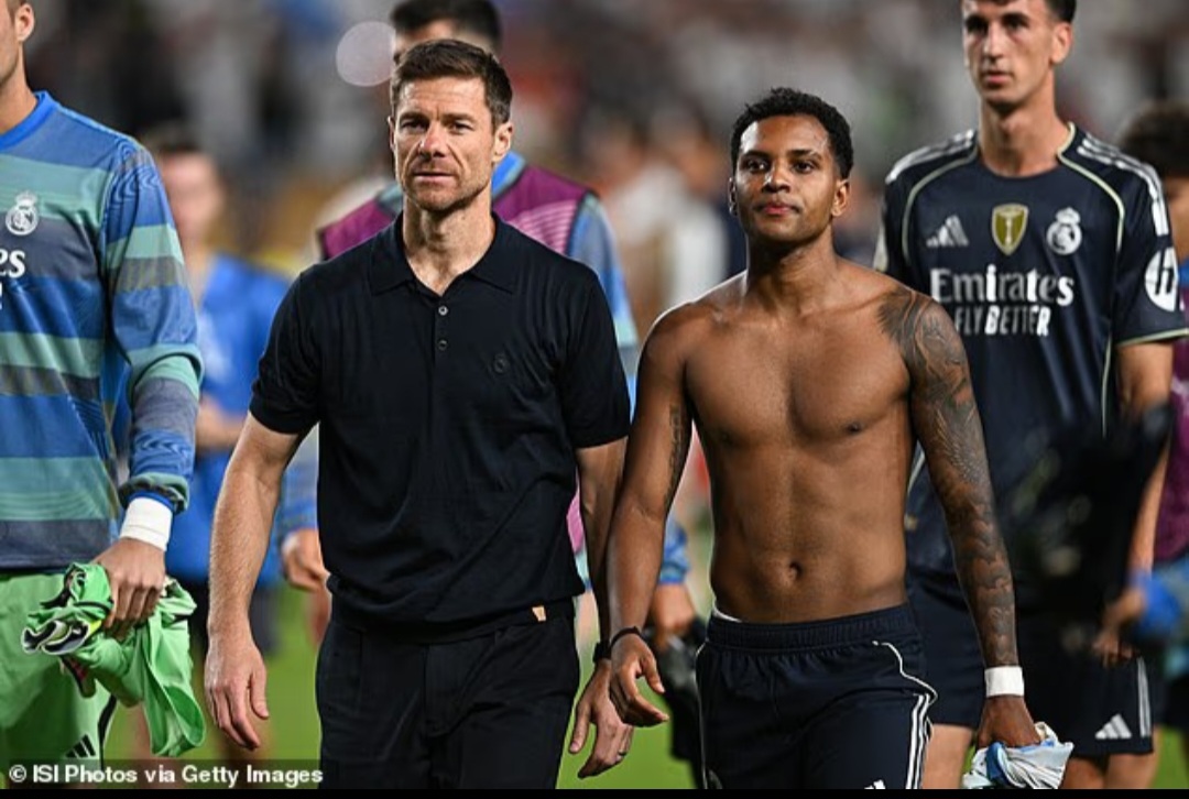 Rodrygo (kanan) diperkirakan tidak akan memainkan peran di bawah Xabi Alonso (kiri) dan bisa saja hengkang musim panas ini.