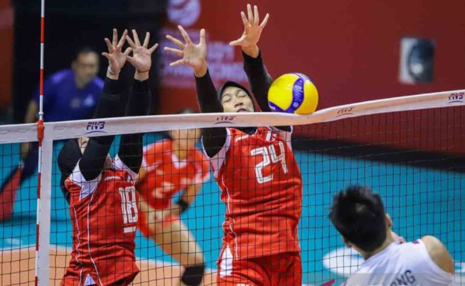 Foto arsip - Pemain timnas voli Vietnam, Thi Hong Dang (kanan) , melancarkan smes yang berusaha diblok dua pemain timnas Putri Indonesia U-21, Chelsa Berliana Nurtomo (tengah) dan Afra Hasna Nurhaliza