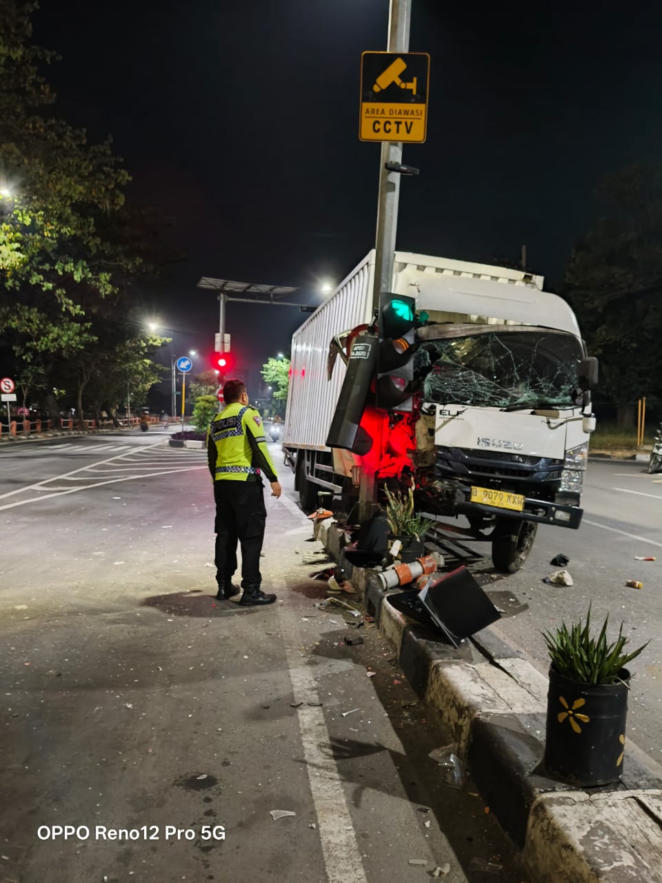 KERAS : Truk boks ringsek usai menabrak tiang TL di Jalan Gunungsari, Surabaya, Selasa (12/8) dini hari. (IST/RADAR SURABAYA)