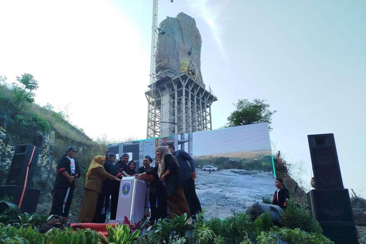Fadli Zon resmikan tahap pertama pembangunan Monumen Reog Museum Peradaban di Gunung Gamping, Ponorogo, Jatim.