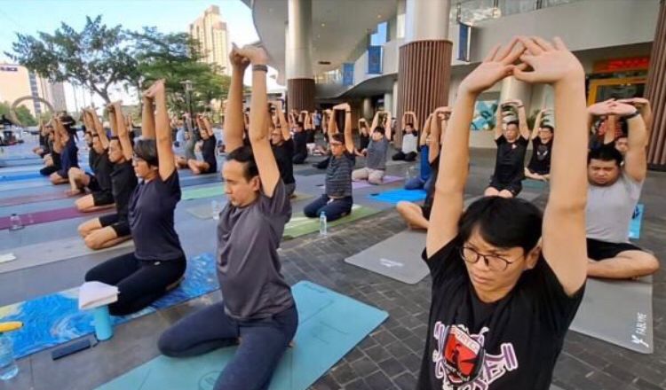 Lebih dari 100 pekerja pria di Surabaya mengikuti sesi yoga massal yang digelar di sebuah kompleks perkantoran sebagai upaya untuk melepaskan diri dari tekanan pekerjaan dan beban mental.