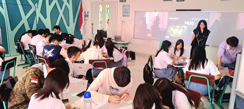 BERBAGI ILMU: Merry Wahono (berdiri) menjadi nara sumber Design Thinking Workshop yang dihelat alumni NAFA di Petra Acitya Christian High School, Sidoarjo, Senin (11/8).