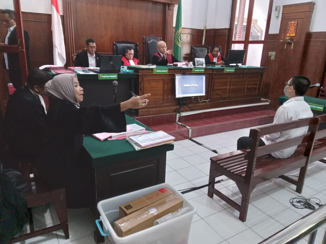 SIDANG: Terdakwa saat menjadi sidang di PN Surabaya. Ia diadili setelah membeli barang hasil kejahatan carding. (SURYANTO/RADAR SURABAYA)