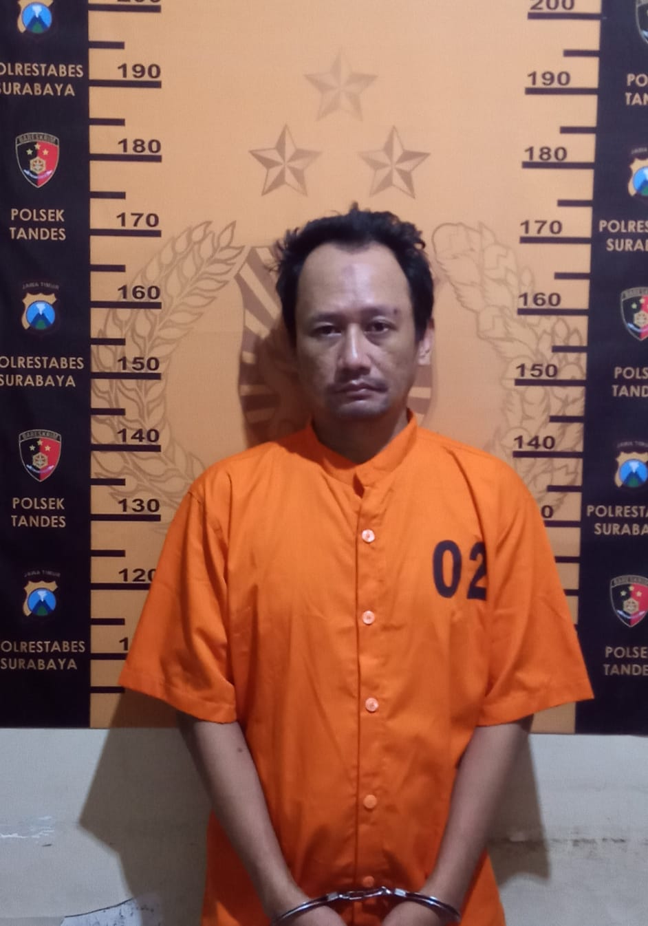 DITAHAN : Tersangka A, 40, dimankan di Mapolsek Tandes. Ia diketahui bawa sajam dan residivis kasus curanmor. Ia dihajar massa saat beraksi di Wonorejo, Manukan, Surabaya. (IST/RADAR SURABAYA)