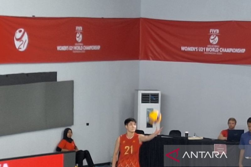 Phuong Quynh melakukan servis saat melawan timnas Mesir  dalam pertandingan perebutan tempat ke-17 hingga ke-24 Kejuaraan Bola Voli Dunia U-21 Putri 2025.