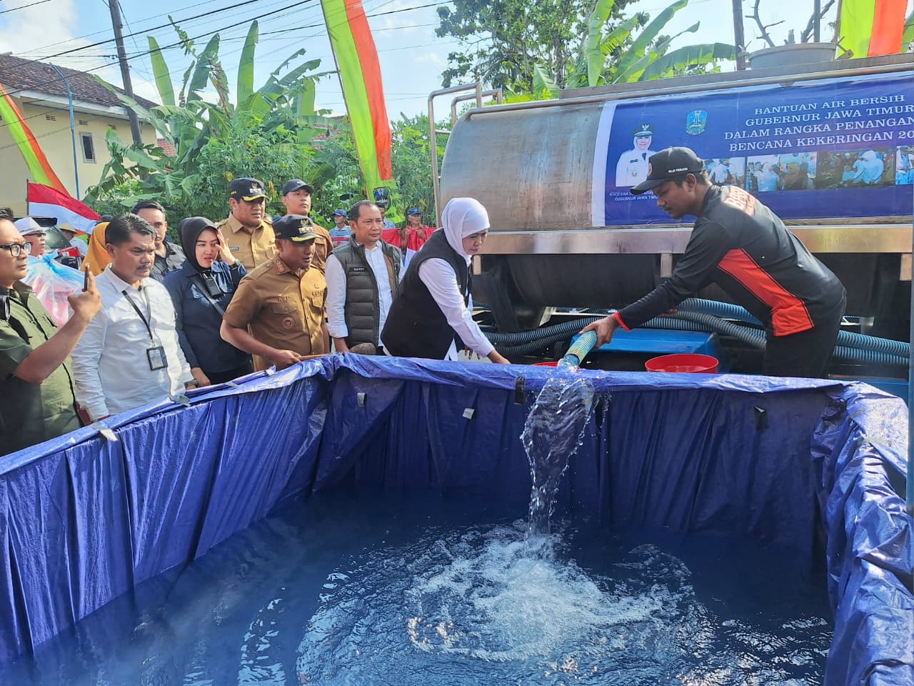 Gubernur Jawa Timur Khofifah Indar Parawansa memberikan bantuan air bersih di Pacitan. (IST)