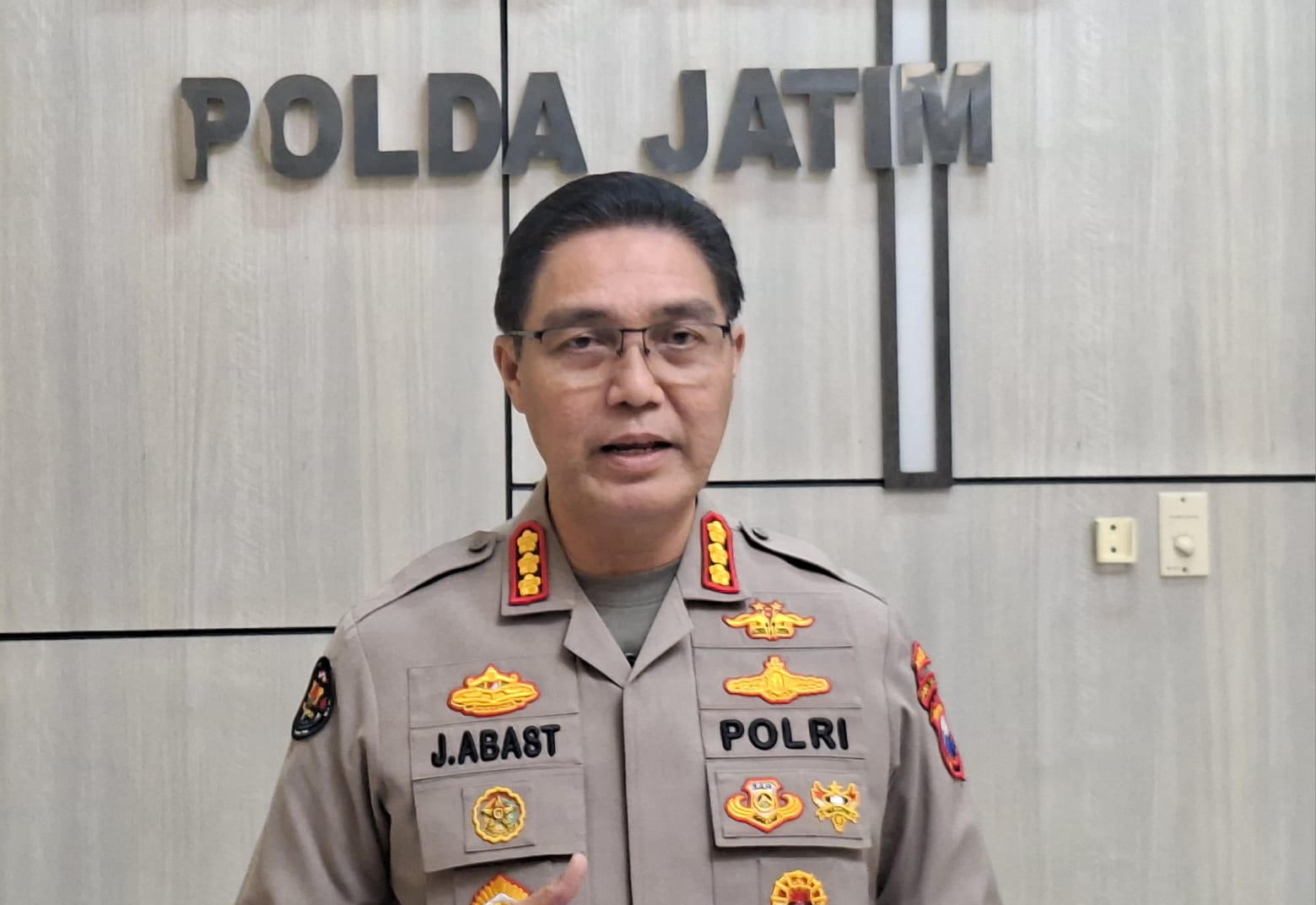 TERTIB: Kabid Humas Polda Jatim Kombes Pol Jules Abraham Abast mengungkapkan, akan menindak tegas pelanggar SE bersama terkait sound system atau sound horeg. (MAHRUS/RADAR SURABAYA)
