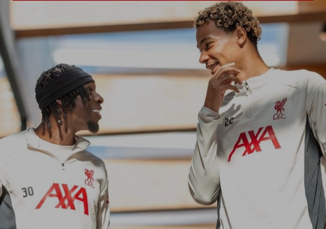 Dua pemain baru Liverpool Jeremie Frimpong (kiri) dan Hugo Ekitike.
