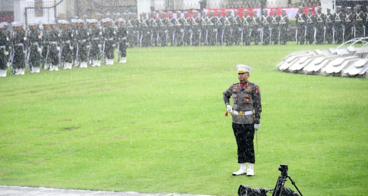 Hujan deras tak surutkan semangat pasukan upacara gladi kotor jelang HUT ke-80 RI di Istana Merdeka, Selasa (12/8).