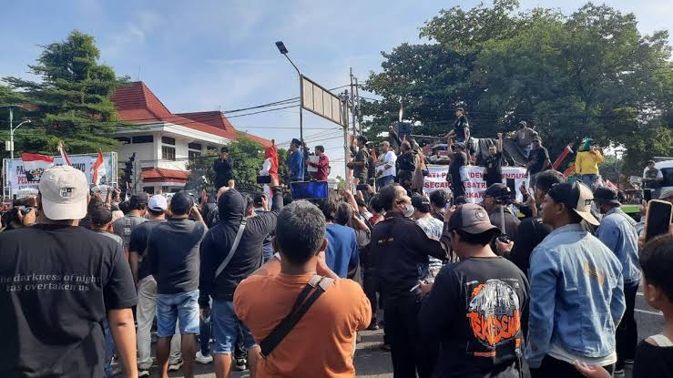 Aksi protes di Simpang Lima gunakan spanduk, poster, keranda, dan truk orasi, disertai teriakan &ldquo;Sudewo Mundur!&rdquo; hingga kantor bupati.