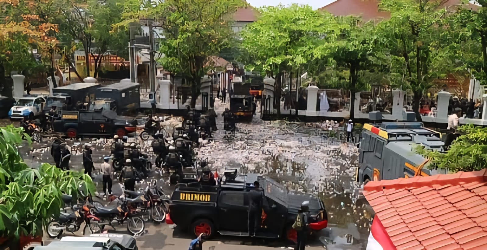 Demo di Pati ricuh, massa lempari kantor bupati dan desak Sudewo mundur usai situasi memanas sejak pukul 11.00 WIB.