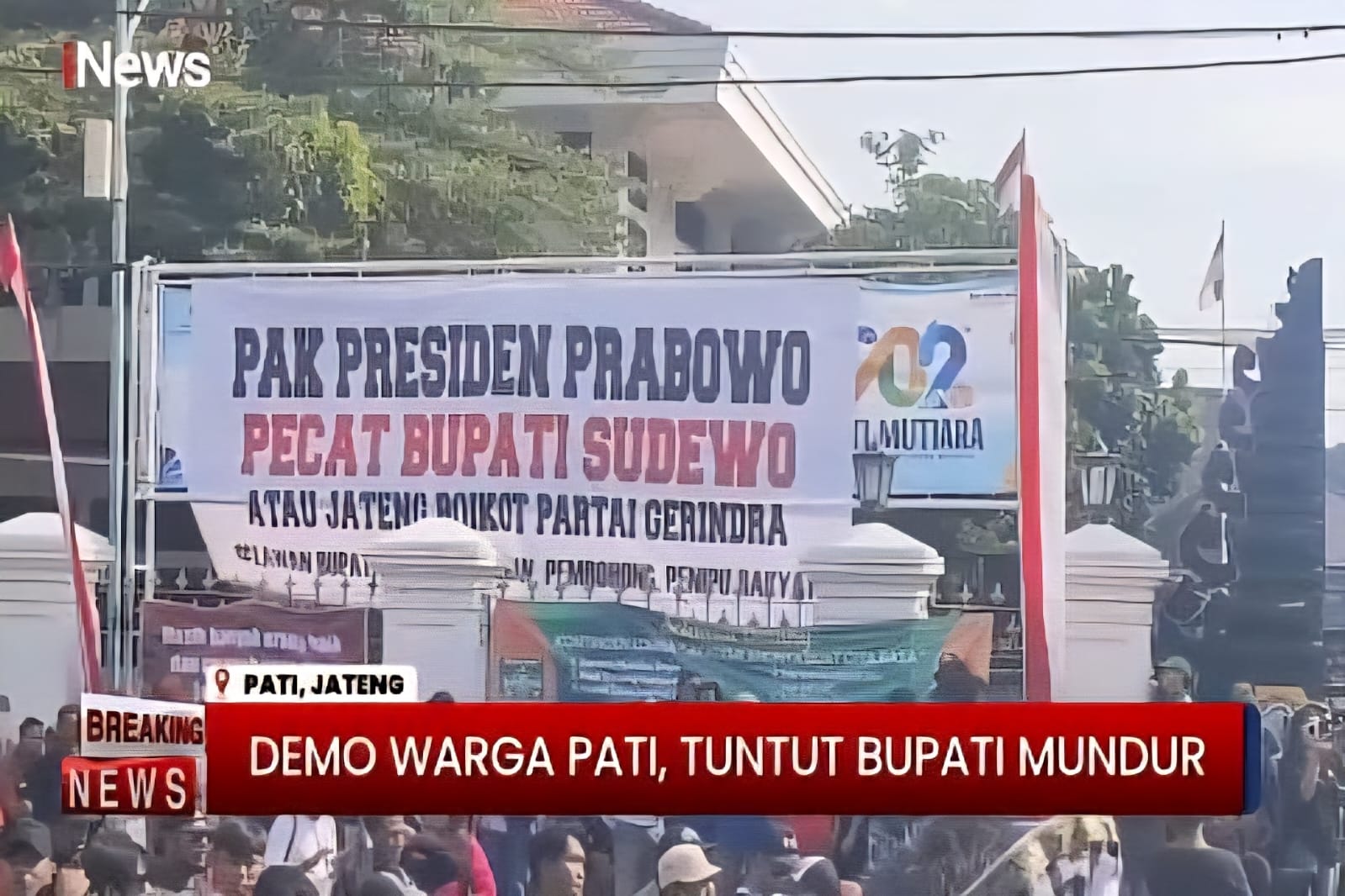 Ratusan warga mendesak Presiden Prabowo memberhentikan Bupati Sudewo dalam aksi di Kantor Pemkab Pati, Rabu (13/8).