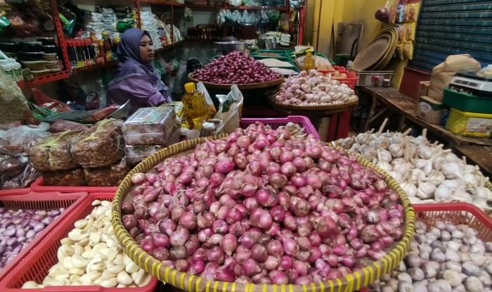 MEROKET: Pedagang di Pasar Soponyono Surabaya mengeluh harga bawang merah dan putih naik beberapa hari ini.