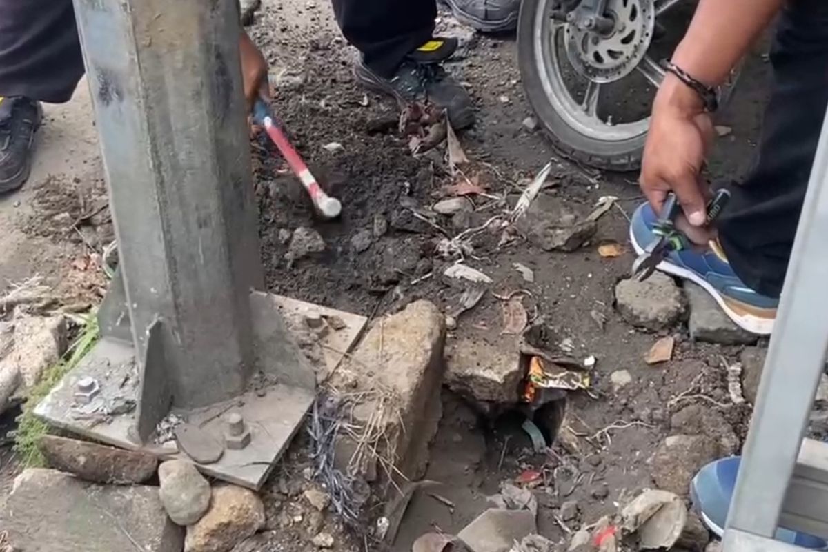 Muncul asap panas dari dalam tanah di trotoar Jalan Raya Bogor, kawasan Tugu, Cimanggis, Depok