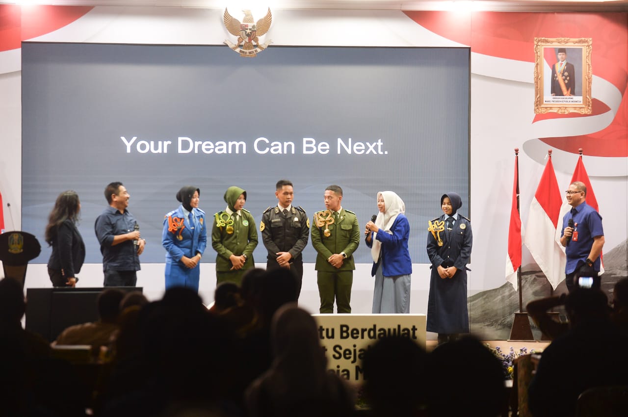 PEMBEKALAN: Kadindik Jatim, Aries Agung Paewai (kanan) bersama anggota Dewan Pendidikan Jatim, Suko Widodo dan founder Yayasan Indonesia Light House, Ari Sufiati dalam dialog bersama.