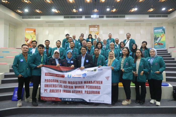 PEMBELAJARAN: Mahasiswa MM UHW Perbanas usai melakukan kunjungan ke PT Amerta Indah Otsuka.