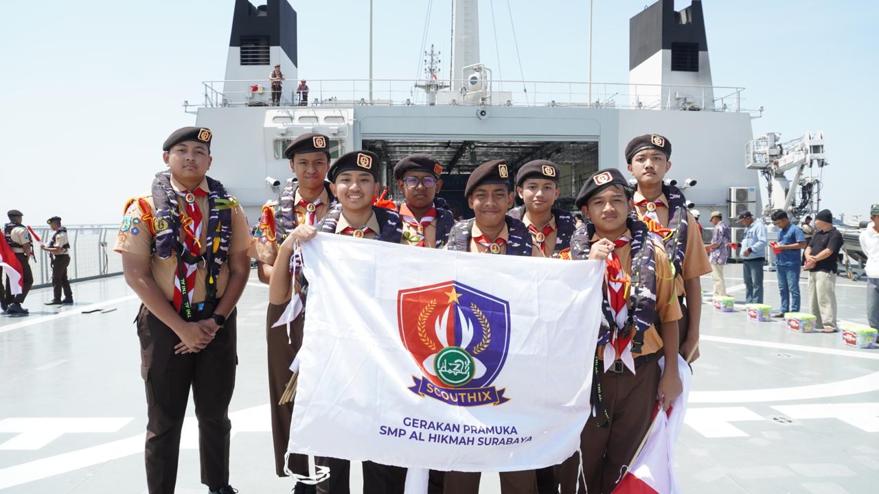 MEMBANGGAKAN : Delapan siswa SMP Al Hikmah Surabaya berlayar bersama Gubernur Jatim, Kamis (14/8).(ANAS/RADAR SURABAYA)