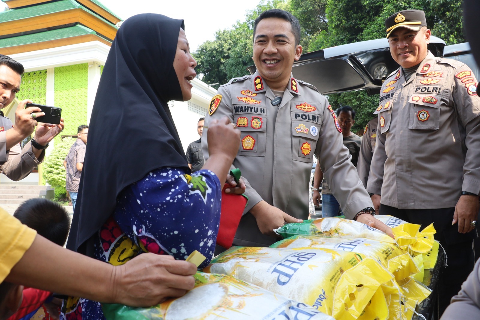 DISTRIBUSI: Kapolres Pelabuhan Tanjung Perak AKBP Wahyu Hidayat saat menjual beras murah. Polres Pelabuhan Tanjung Perak menjual beras murah di beberapa lokasi Pasar.(IST/RADAR SURABAYA)