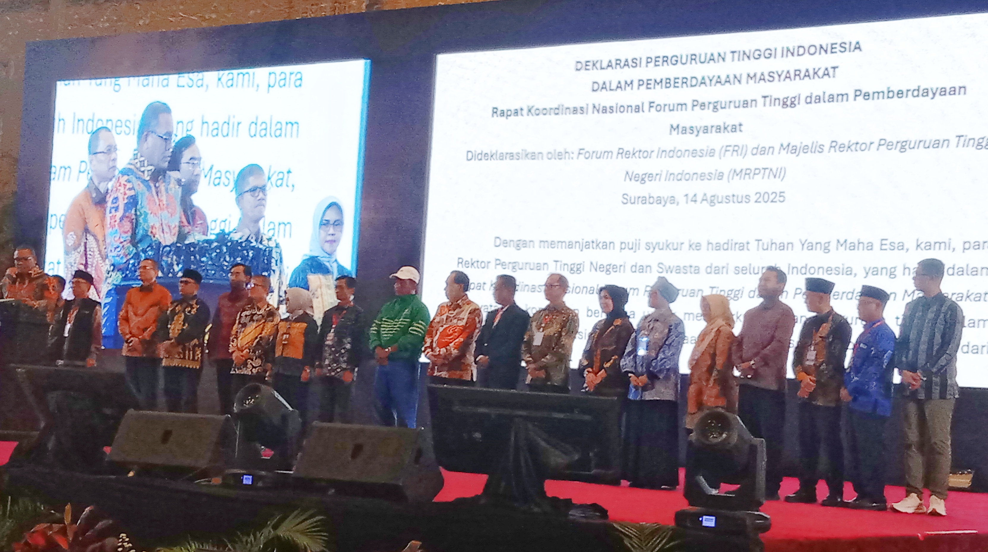 Para Rektor se-Indonesia Indonesia yang tergabung dalam forum rektor perguruan tinggi dalam pemberdayaan masyarakat, di Graha Unesa Kamis (14/8). (RAHMAT SUDRAJAT/RADAR SURABAYA)