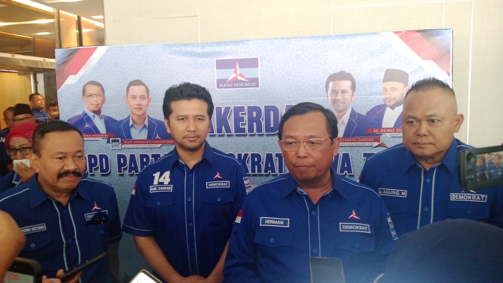 Sekretaris Jenderal DPP Partai Demokrat Herman Khaeron (dua dari kanan). (MUS PURMADANI/RADAR SURABAYA)