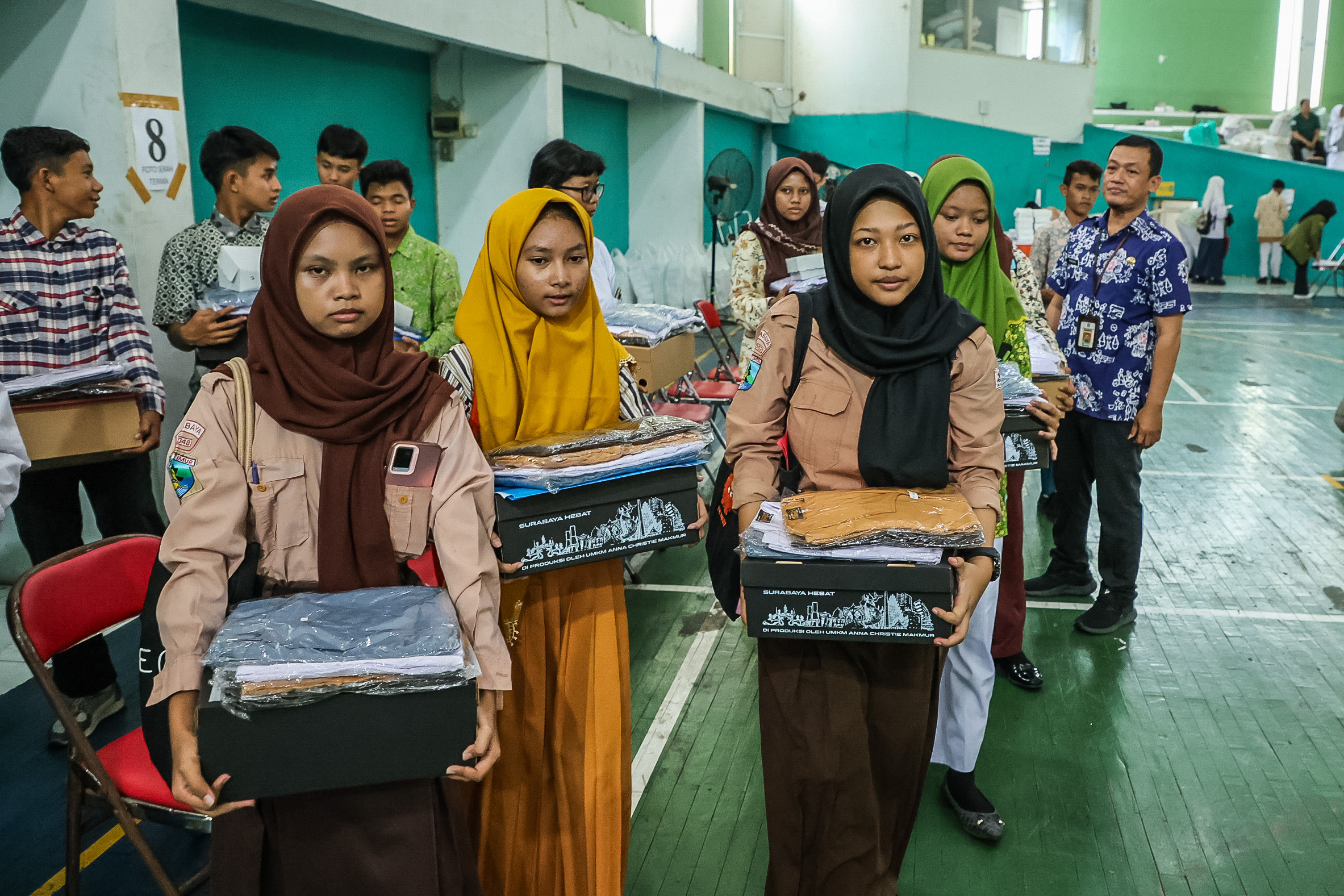 Pembagian seragam sekolah di Surabaya. (IST)