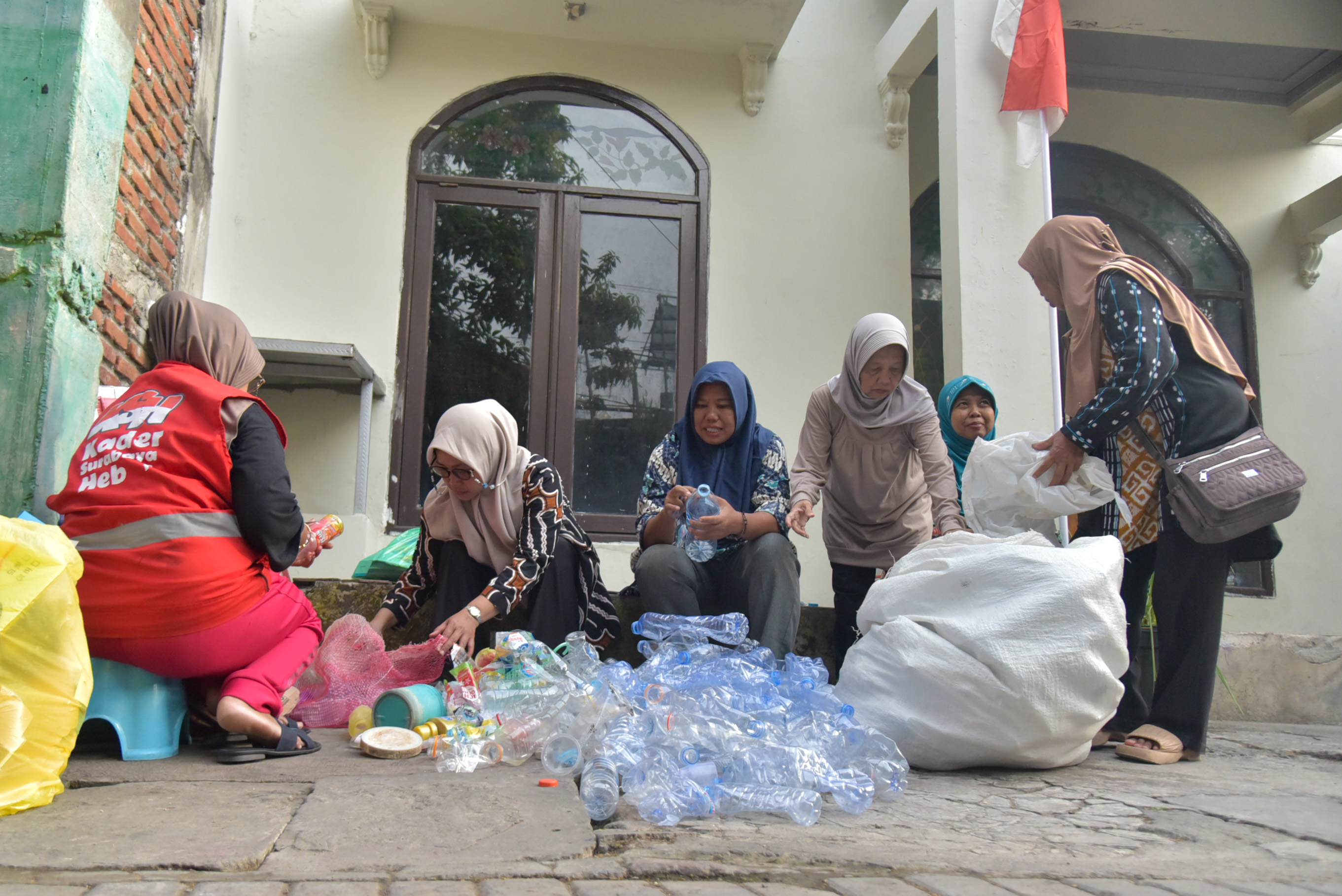 Pengolahan sampah plastik di Kampung Pancasila, RW 0, Kelurahan Rangkah, Surabaya. (IST)