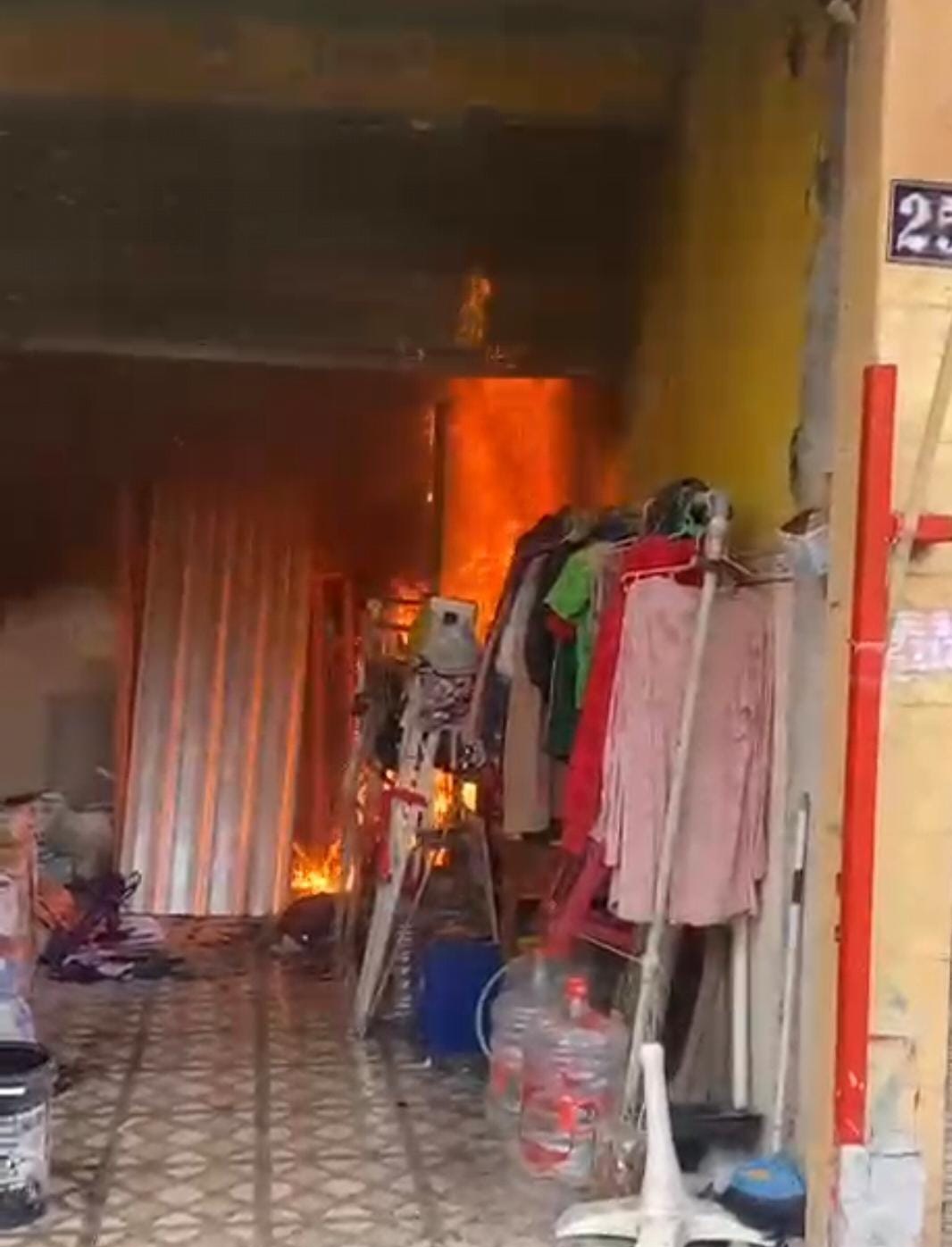 MENYALA : Api membakar rumah di Jalan Tenggumung Baru Indah, Surabaya. Rumah yang sedang renovasi ini terbakar di bagian lantai dasar. (IST/RADAR SURABAYA)