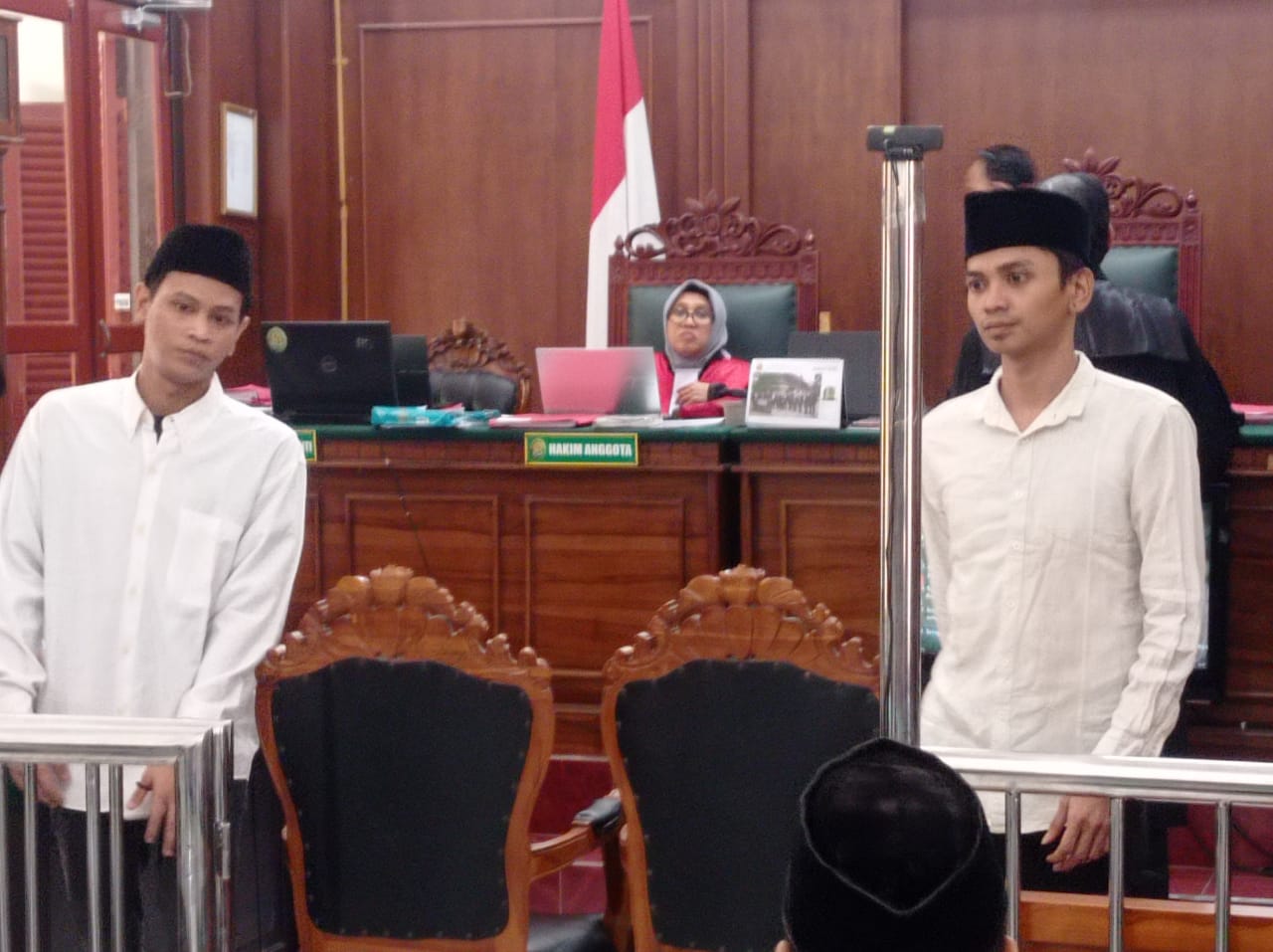 PASRAH : Dua pemuda asal Surabaya harus menjalani sidang usai membeli sabu lewat TikTok. Ia kemudian mengedarkannya lagi. (SURYANTO/RADAR SURABAYA)